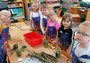 Dzieci przygotowują kiszone ogórki.